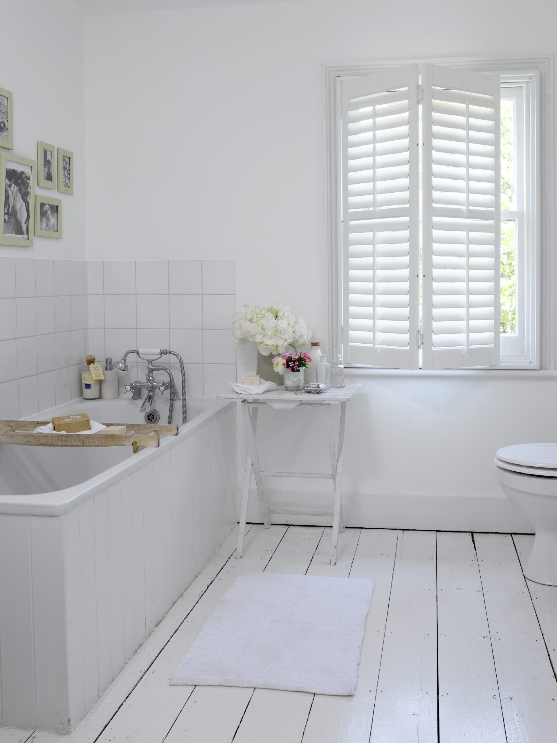 Hybrawood Vivid White Central rod bathroom open scaled